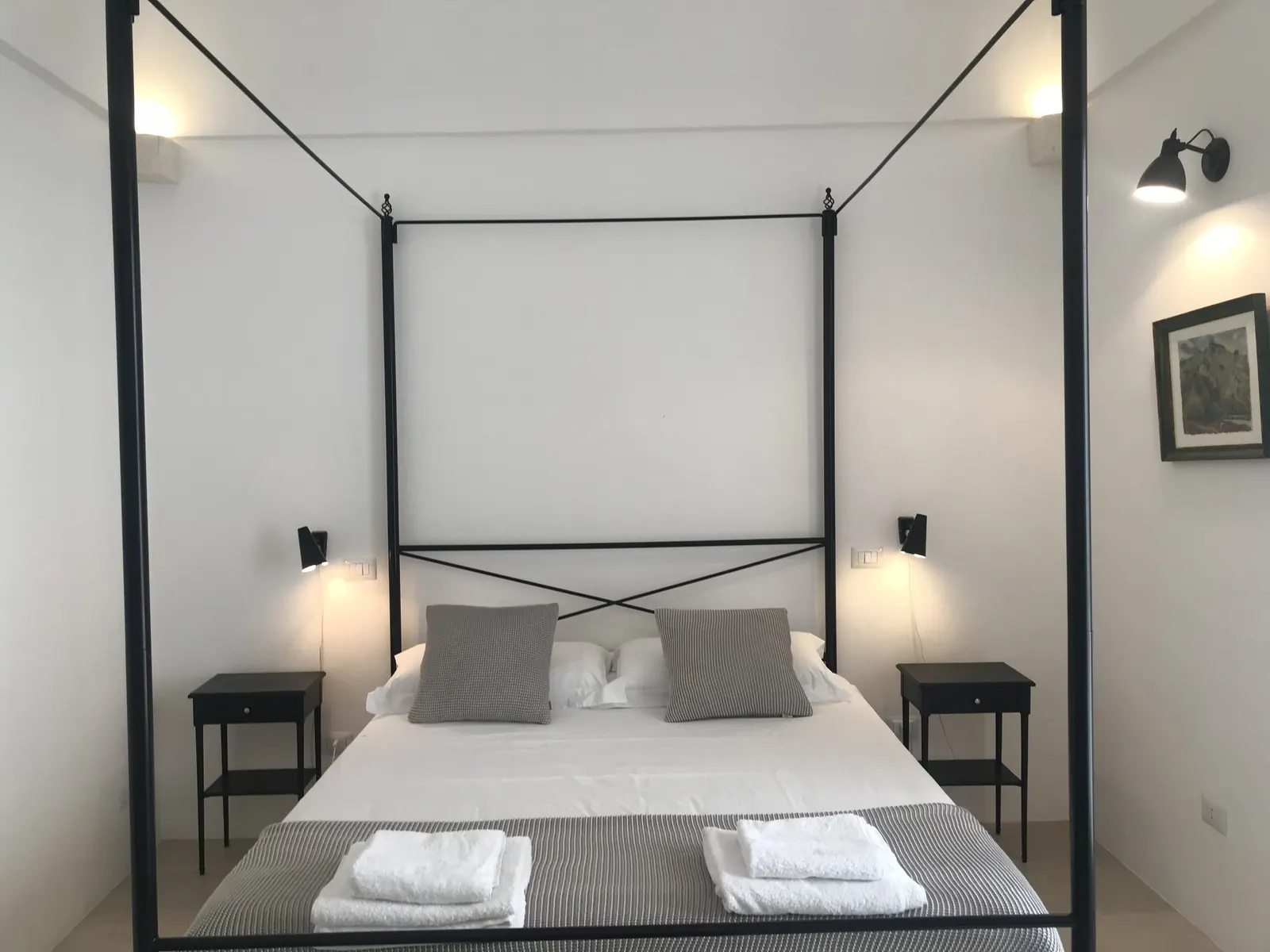 Four-poster bed with fresh towels