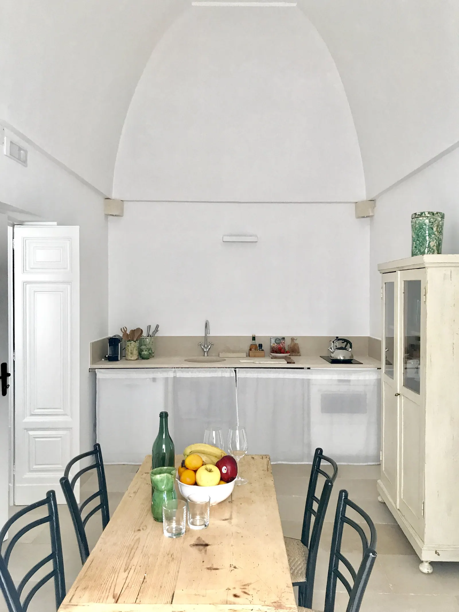 Kitchen with dining table under a vaulted ceiling