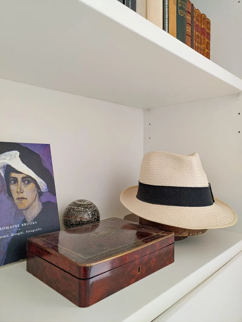 Hat and painting on the bookshelf