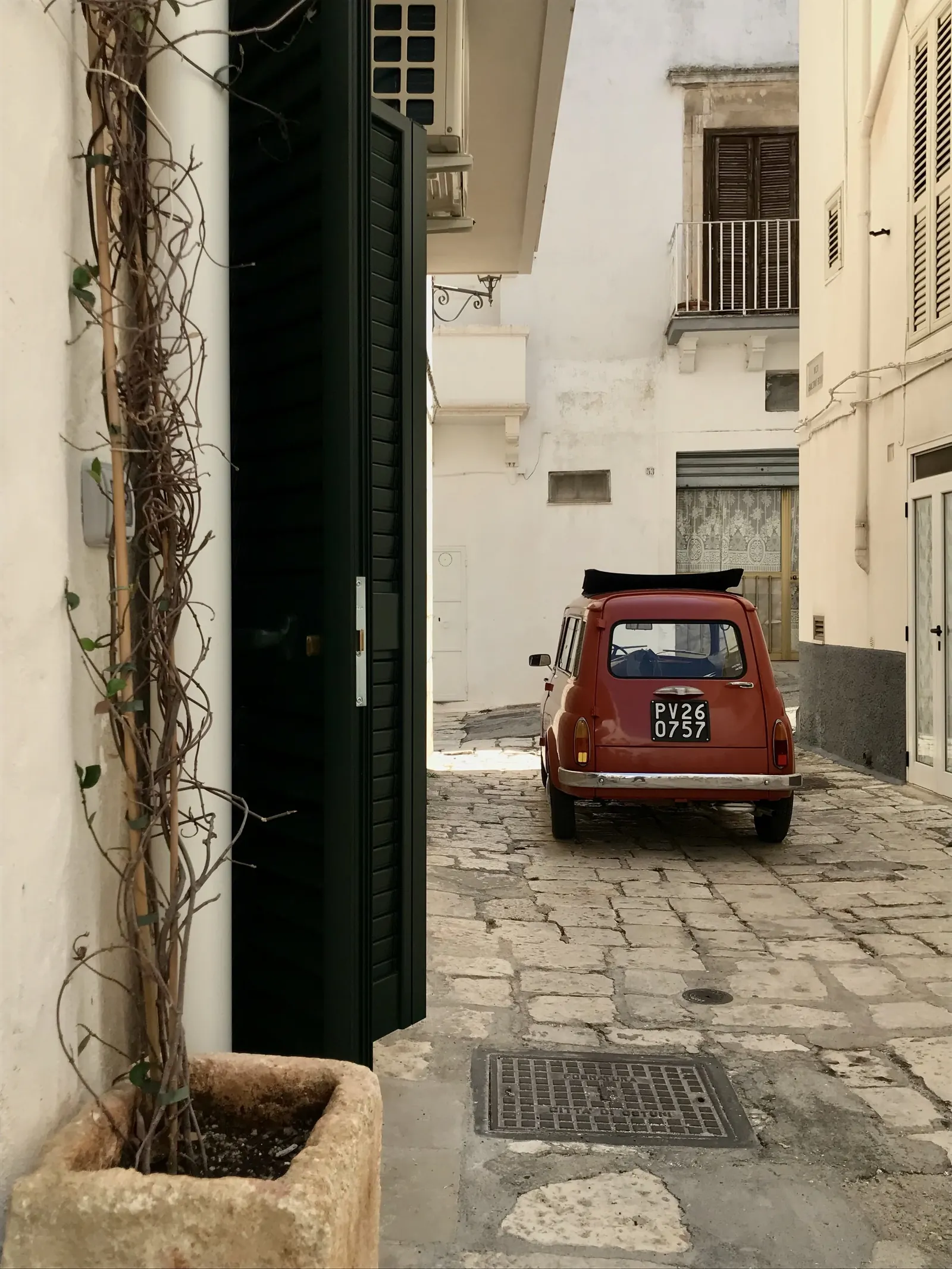 Red Fiat 500 in the lane outside