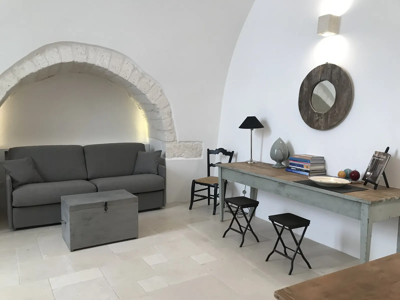 Casa Rita sitting room beneath exposed stone arches