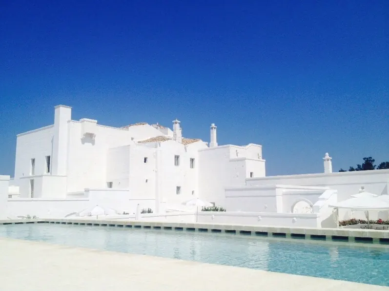 The whitewashed Masseria Le Carrube and its pool